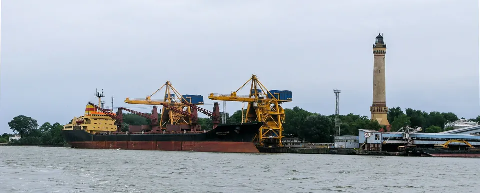 Latarnia morska widziana od strony portu