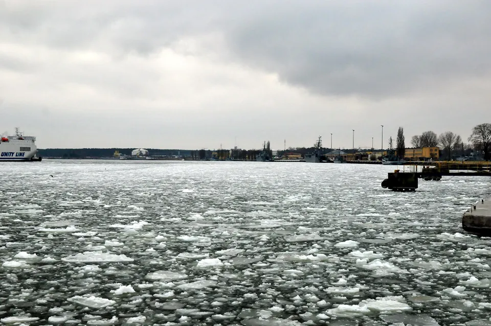 The Świna strait in winter