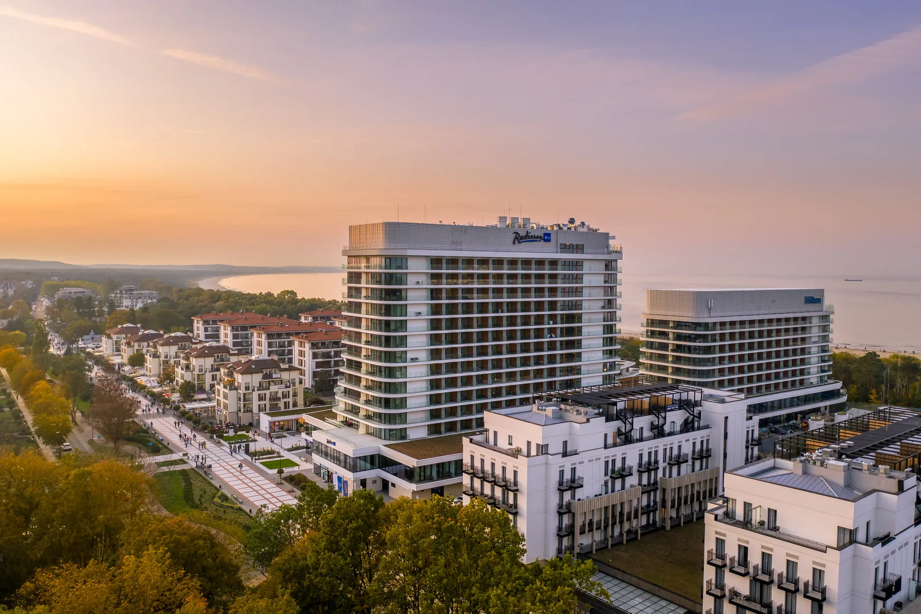 Świnoujście – promenada i morze o zachodzie słońca