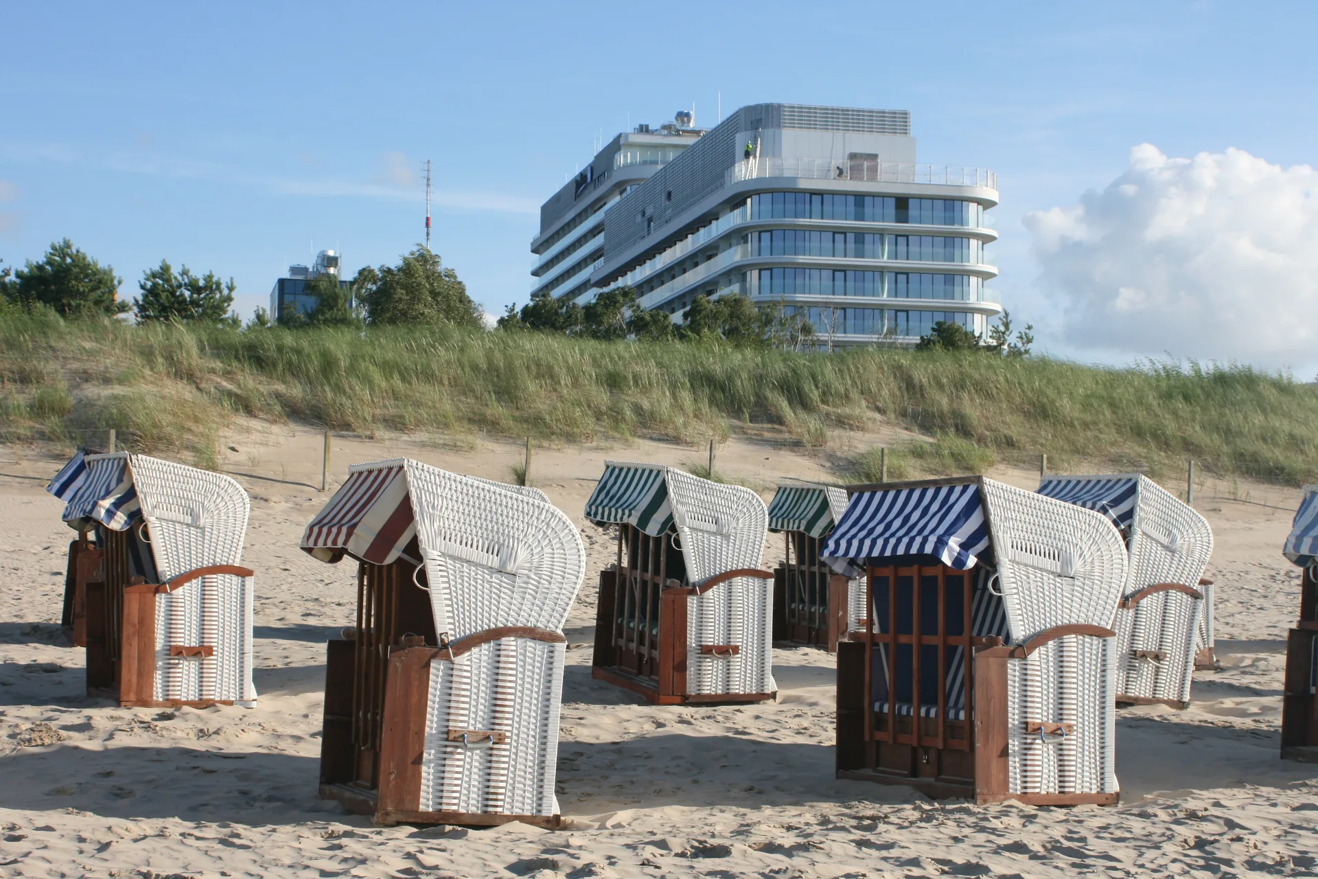Kosze plażowe na plaży w Świnoujściu